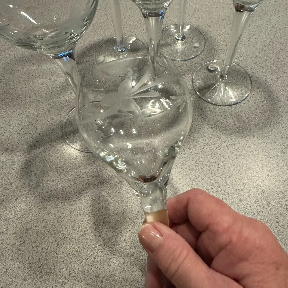 Vintage Elegant Clear Wine Glass Set with Etched Grapes‎